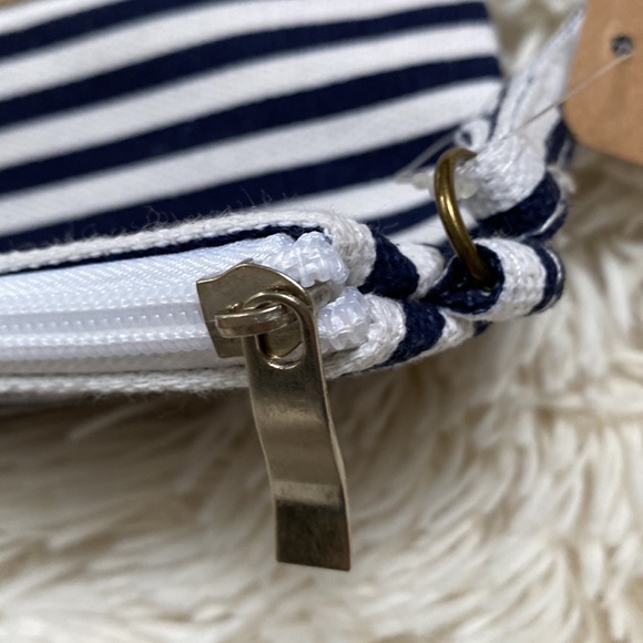🎉HP🎉 A & O International Striped Wristlet 💗 White Navy & Tan - Picture 10 of 15